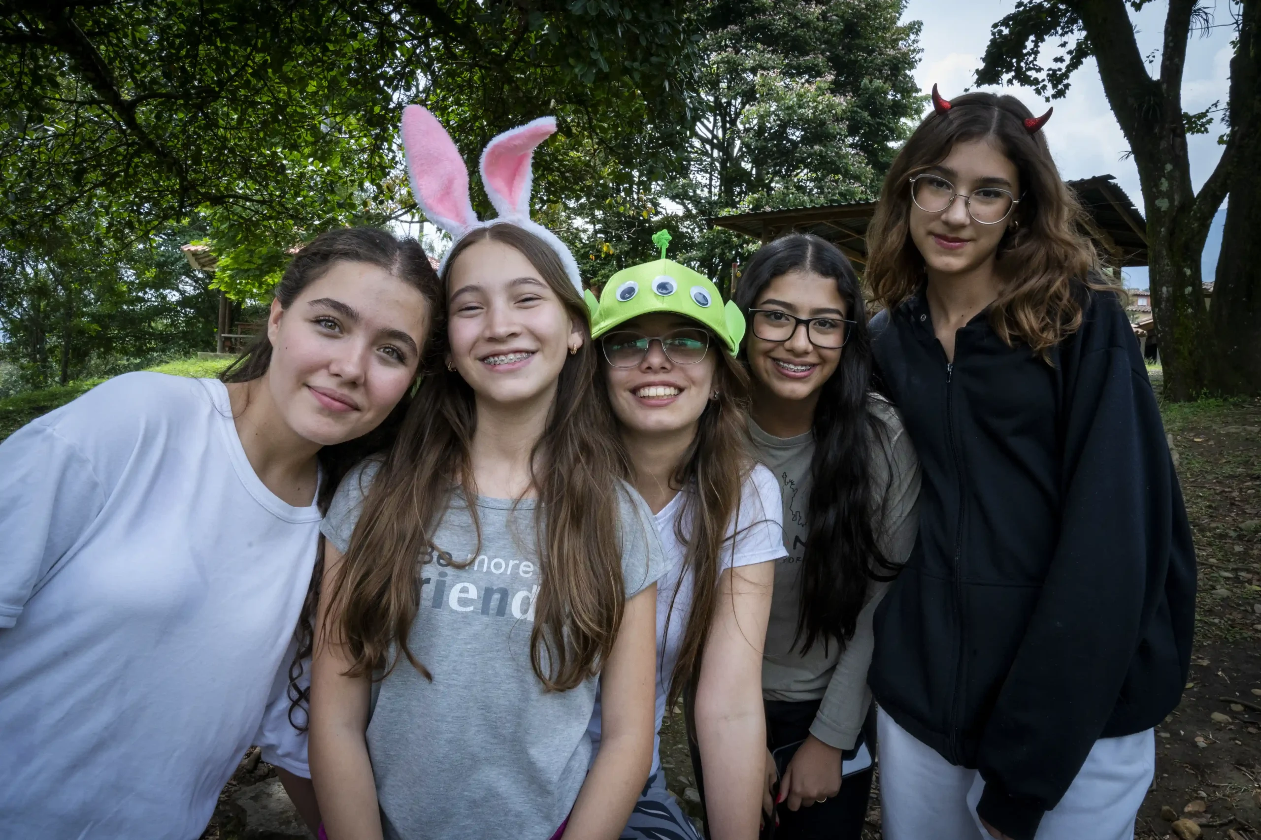Grupo de estudiantes en un espacio exterior del Colegio Waldorf Isolda Echavarría.