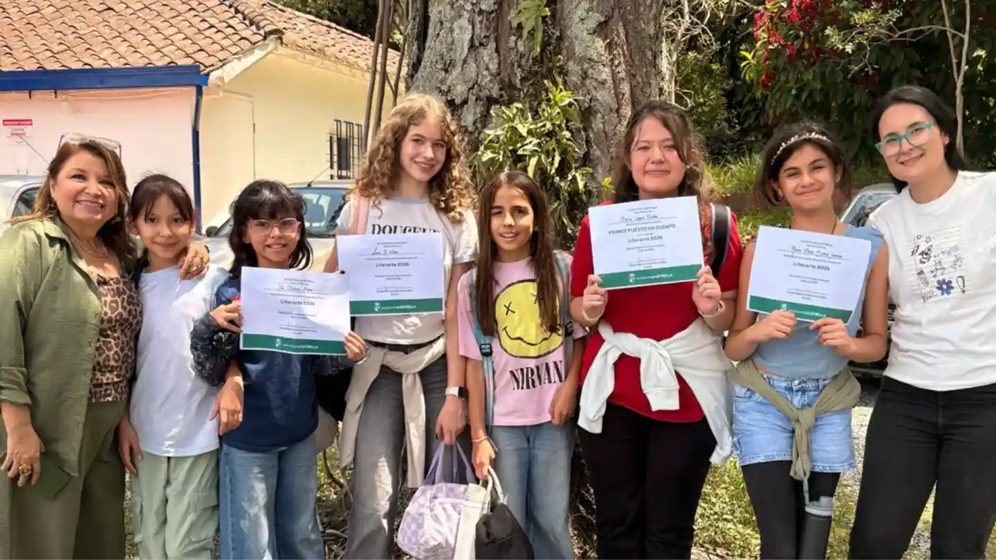 Estudiantes del Colegio Waldorf Isolda durante su participación en el Concurso Literarte 2026 de La Estrella.